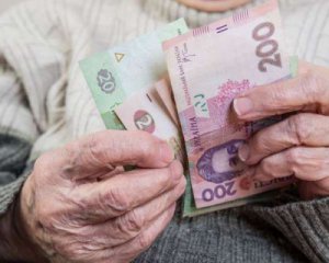 Прем&#039;єр пообіцяв знайти гроші для перерахунку пенсій