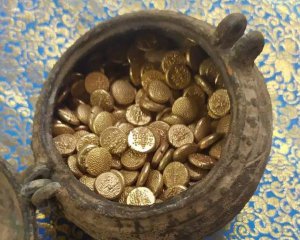 На пустыре нашли горшок с золотыми монетами