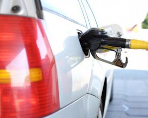 Дешевого бензину не буде: експерт про рекордне падіння цін на нафту