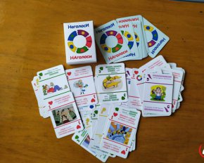 Учительница создала игральные карты, которые помогают учить язык