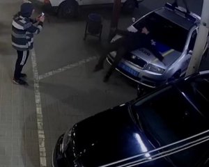 Чоловік станцював на поліцейській машині: порушника затримали
