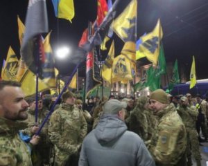 Добровольці пройшлися маршем до посольства РФ в Києві