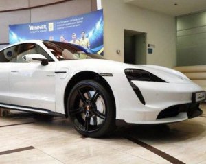 В Україну завезли нові електромобілі Porsche Taycan