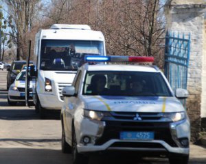 Більш як 10 осіб не їздити: поліція контролюватиме громадський транспорт