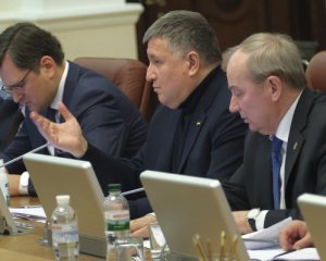 За Гончарука такого не було. ЗМІ зняли, як Аваков грав у "Ферму" на уряді