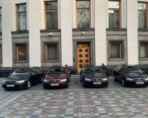 Депутатські автівки передали столичним лікарням