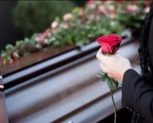 Окремо від усіх: як поховали померлу від коронавірусу 56-річну жінку