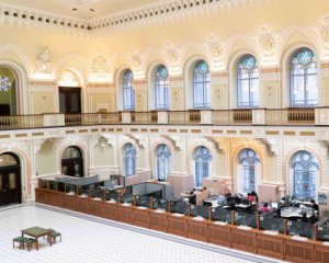 Нацбанк просит открыть обменники и ломбарды