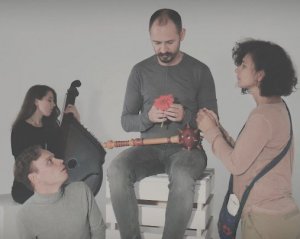 Фолк-гурт показав сучасну зміну любовних ролей у відеороботі