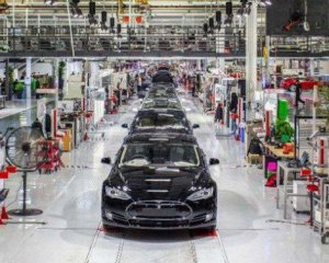 Компанія Tesla модернізує зупинене виробництво за час простою