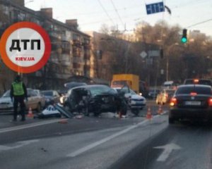 У Києві розбився автомобіль служби таксі:  відео з місця смертельної ДТП