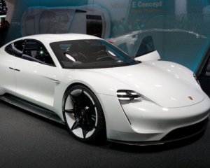 В Украине официально презентовали электрический Porsche Taycan