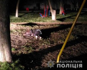 29-річну жінку та її вітчима вбили на дитячому майданчику