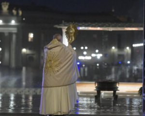 Згустилася темрява – Папа Римський помолився за хворих на коронавірус