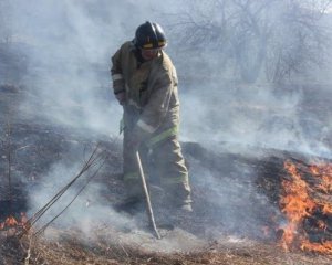 Жінка згоріла із сухим листям