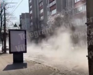 У столиці затопило перехрестя гарячою водою