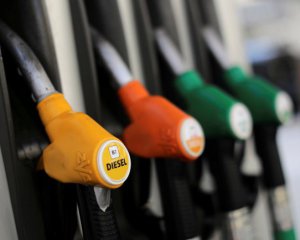 Чому ціни на бензин в Україні не падають так швидко, як ціни на нафту у світі