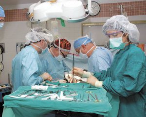 Український хірург вперше у світі зробив пересадку органа