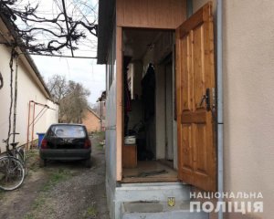 Чоловік устромив дружині в груди ножиці