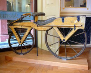 Машина для ходьбы: продемонстрировали старинный велосипед