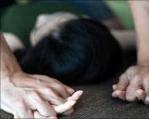 Бив кулаком в обличчя: п'яний наркоман зґвалтував неповнолітню