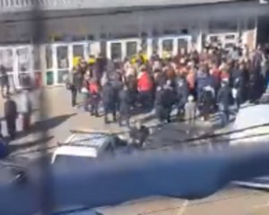 Толпа под рынком: люди жестко нарушили карантин