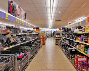 Супермаркети пішли на поступки: що подешевшає найближчим часом