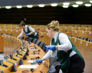 Коронавірус привів брюссельських безхатьків у Європарламент
