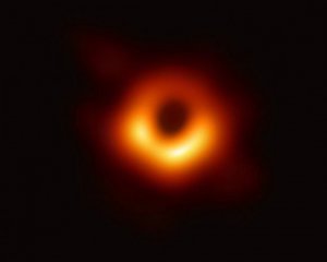 Вдалося вперше сфотографувати чорну діру