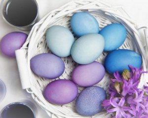 Синие и розовые: назвали натуральные красители яиц