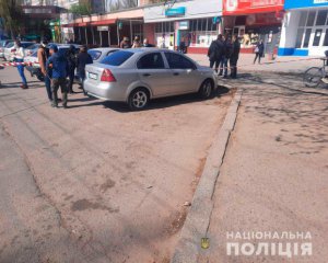 Напад біля банку: троє зі зброєю відібрали в чоловіка 2 млн грн