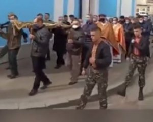 Батюшка влаштував хресну ходу: за порушників узялася поліція