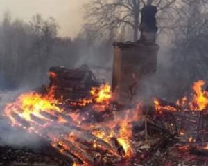 Пожежі у Житомирській області: жителів згорілих сіл переселяють