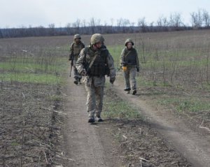 На Донбасі поранені троє військових