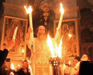 В Україну доставили Великодній благодатний вогонь