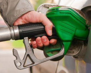 Бензин дешевеет: назвали, сколько будет стоить литр