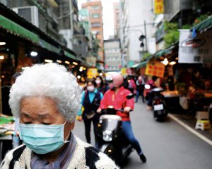 Китайский город закрылся на карантин из-за крупнейшей вспышки коронавируса в стране