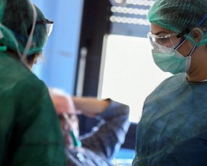 Зеленский призвал страховать врачей от коронавируса