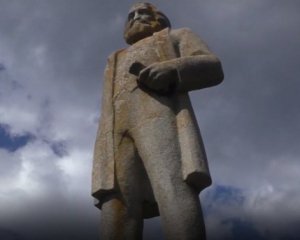 В селе нашли 5-метровый памятник Карлу Марксу