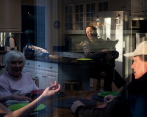 Родичі оплакували "загиблу" від коронавірусу бабусю, а вона подзвонила їм через місяць коми