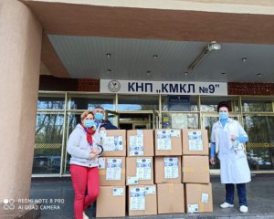 Страхова компанія ARX передала Київській лікарні 710 сучасних захисних костюмів