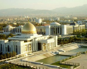 Жінкам заборонили робити манікюр і педикюр