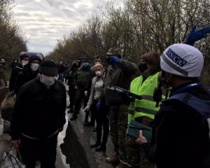 "Давайте поговоримо!": родичі полонених прийшли до Зеленського