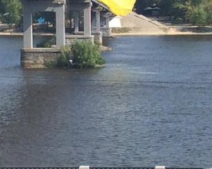 У човні посеред річки знайшли чоловіка з простреленою головою