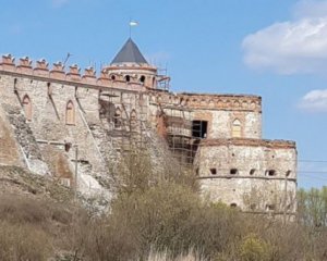 У стародавній фортеці відновили міст і дах вежі