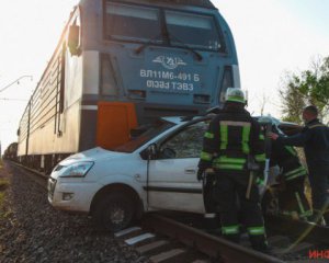 Потяг протаранив легковик: загинула сімейна пара