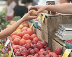 В Украине начинают открывать рынки