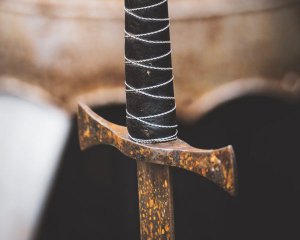Дослідники реконструювали давню техніку бою на мечах
