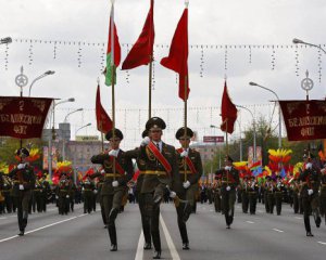 &quot;Вмирали заради нас і про це не думали&quot; - Лукашенко не буде скасовувати парад 9 травня