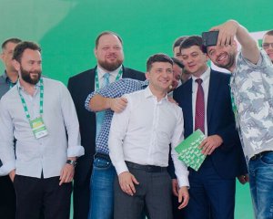 Рейтинг партии Зеленского обвалился в два раза
